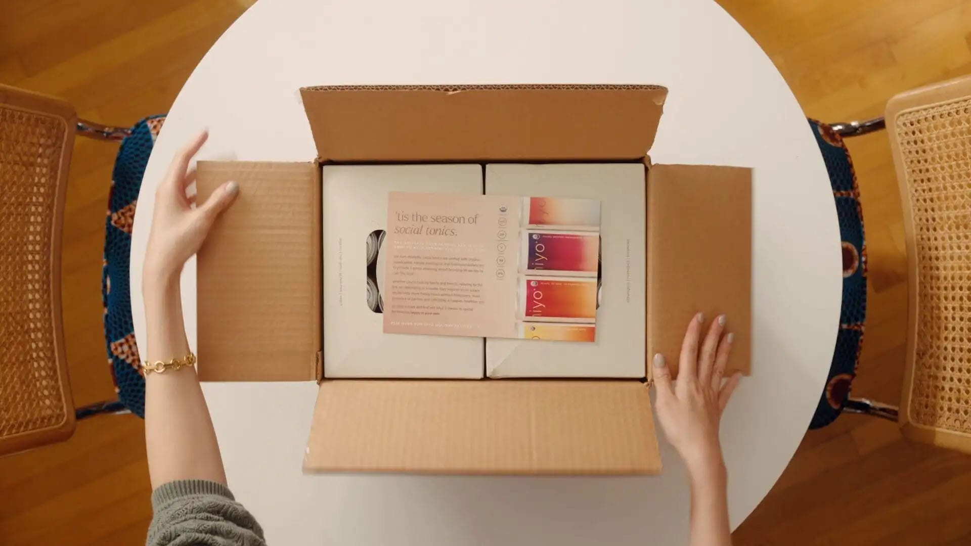 Customer unboxes Hiyo drinks with branded letter one of Kase’s ecommerce warehouse solutions